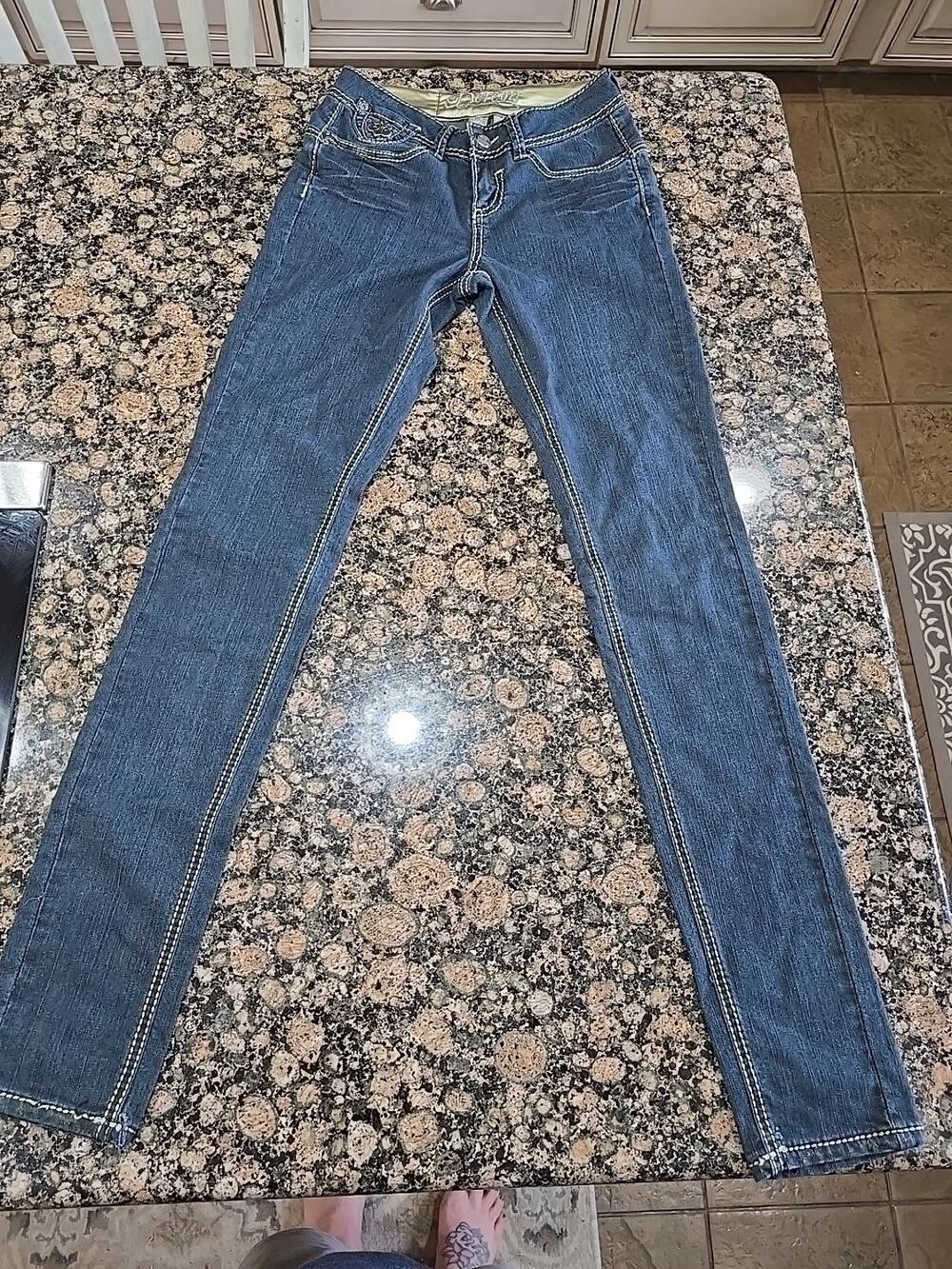 Dereon Jeans Womens 1/2 Blue Denim Dark Wash Embellishment Straight Leg Pockets